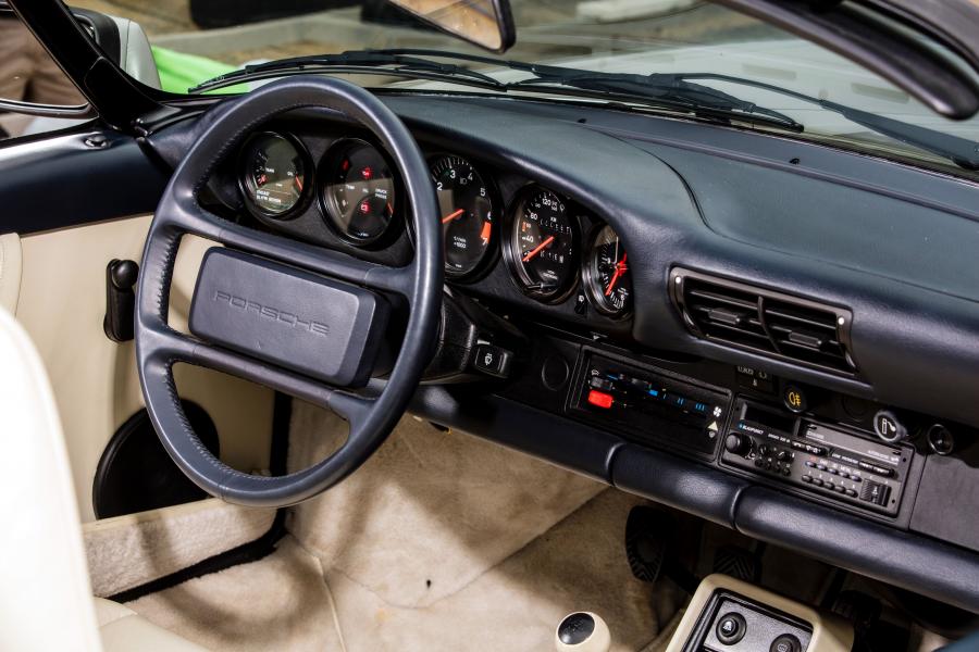 Интерьер Porsche 911 Carrera Speedster (911) 1989 года  (фото 13 из 59)